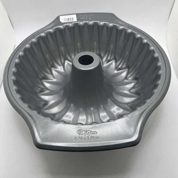 Wilton Bundt Cake Pan Sunflower Fluted Tube Non Stick - 9.75 inches - Picture 1 of 5
